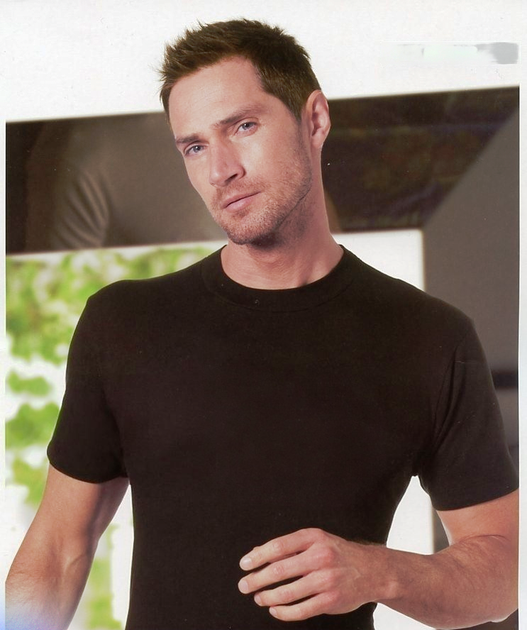 Shirt Nottingham TM6101B - nero Comfort e stile in una maglietta uomo di alta qualità. Realizzata in morbido cotone al 100%, con maniche corte e girocollo.