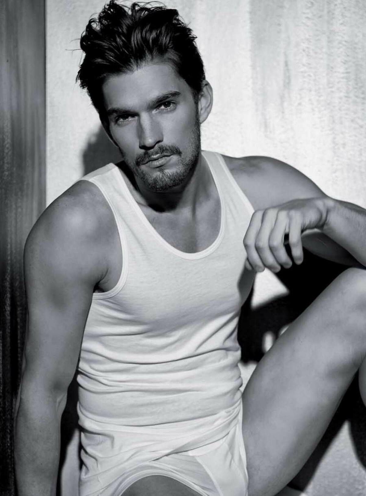 Canotta Coveri ET1102 BIANCO per il tuo negozio di abbigliamento maschile. Realizzata in cotone al 100%, disponibile in bianco o assortito. Confezione da 3 pezzi.