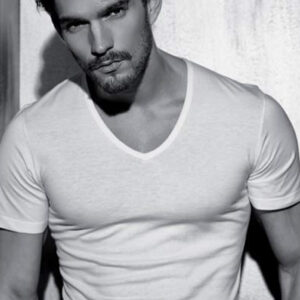 Shirt uomo Enrico Coveri ET1101 BIANCO COLLO A V per il tuo negozio di abbigliamento. Realizzata in morbido cotone, disponibile in bianco o assortito. Confezione da 3 pezzi.